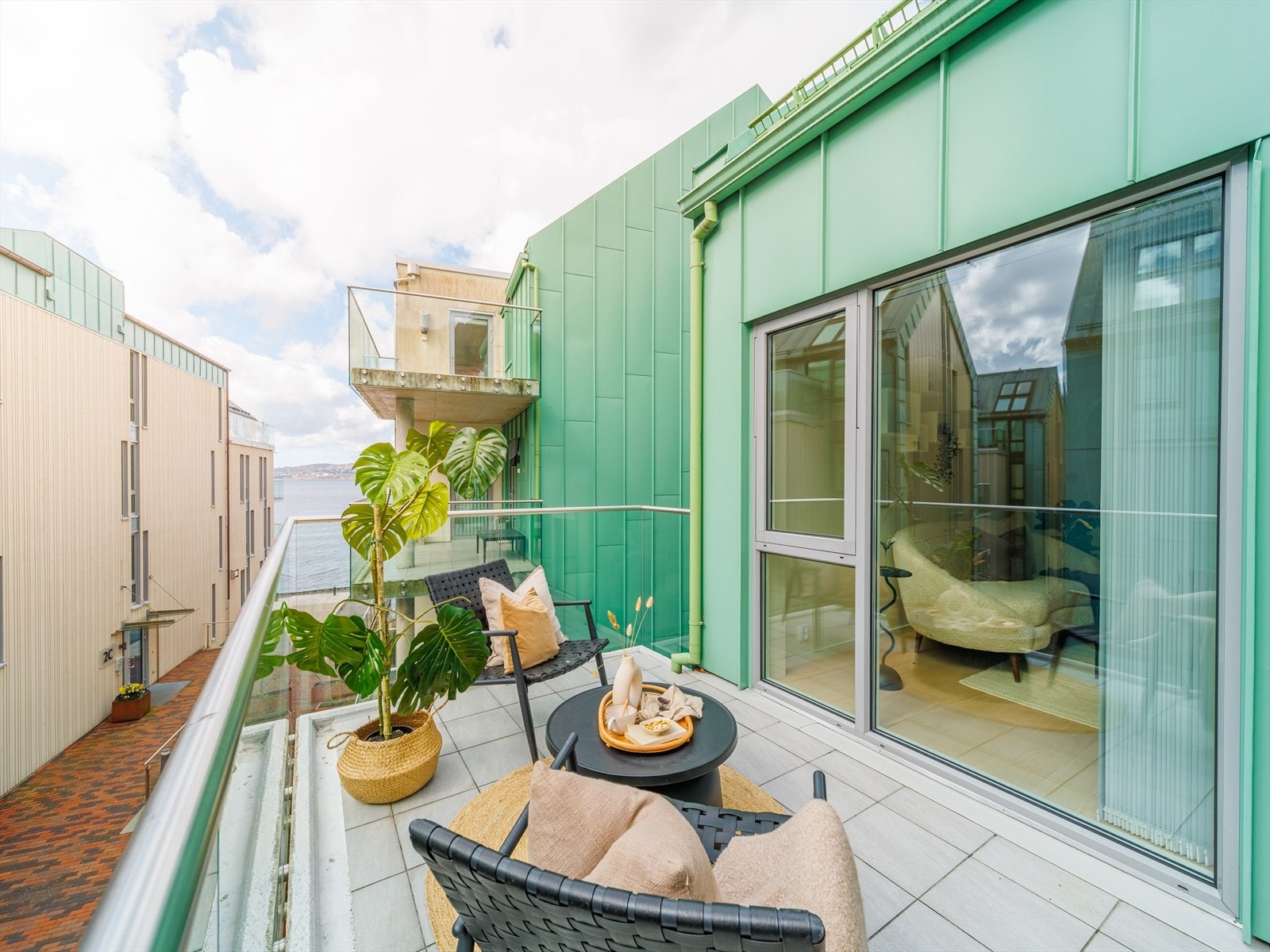 Fra stuen er det utgang til en herlig altan på ca. 8 m² med sørvendt beliggenhet som nyter gode solforhold på sommeren Galleribilde