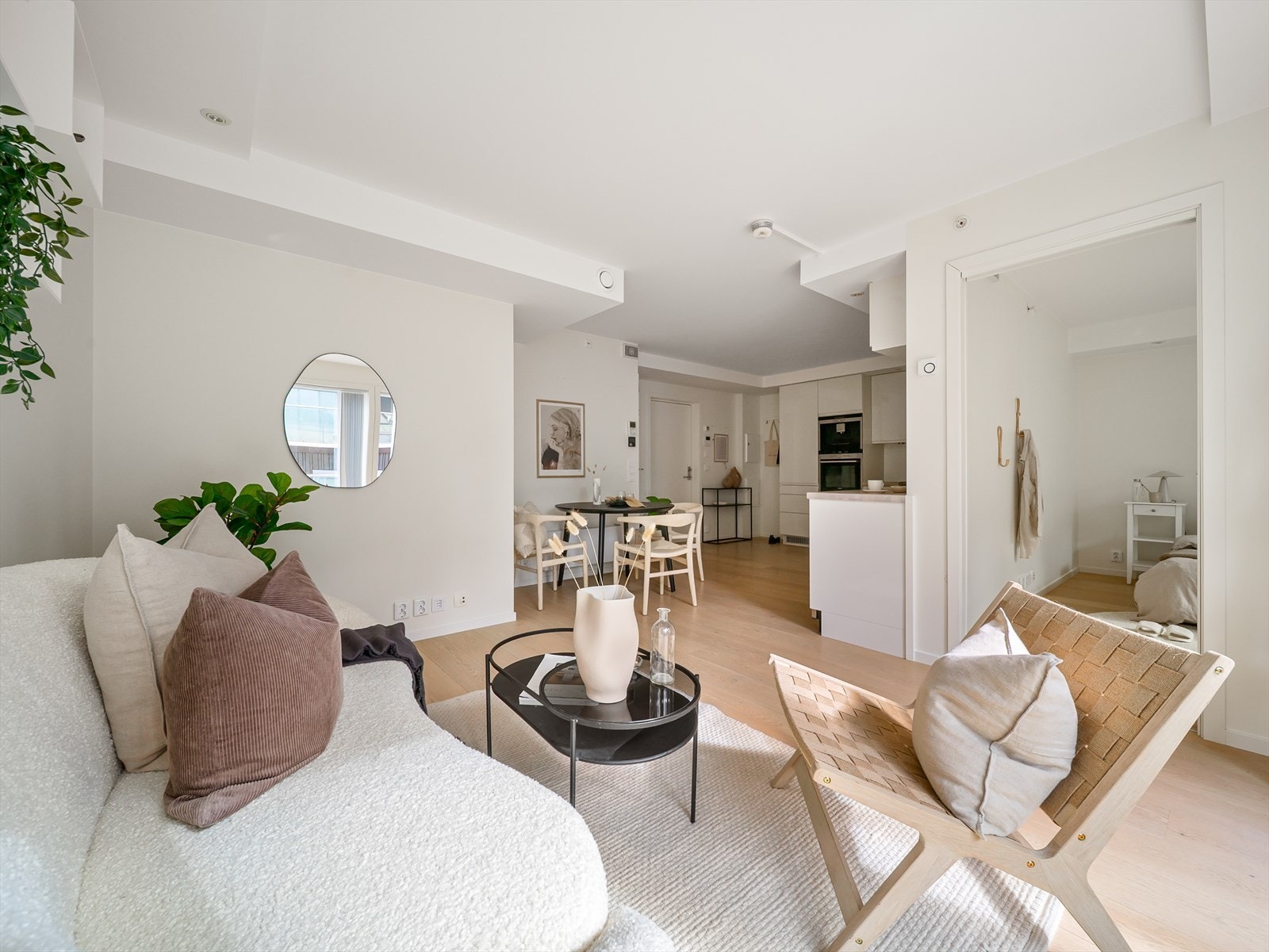 Rommet har en funksjonell utforming med plass til sofagruppe Galleribilde