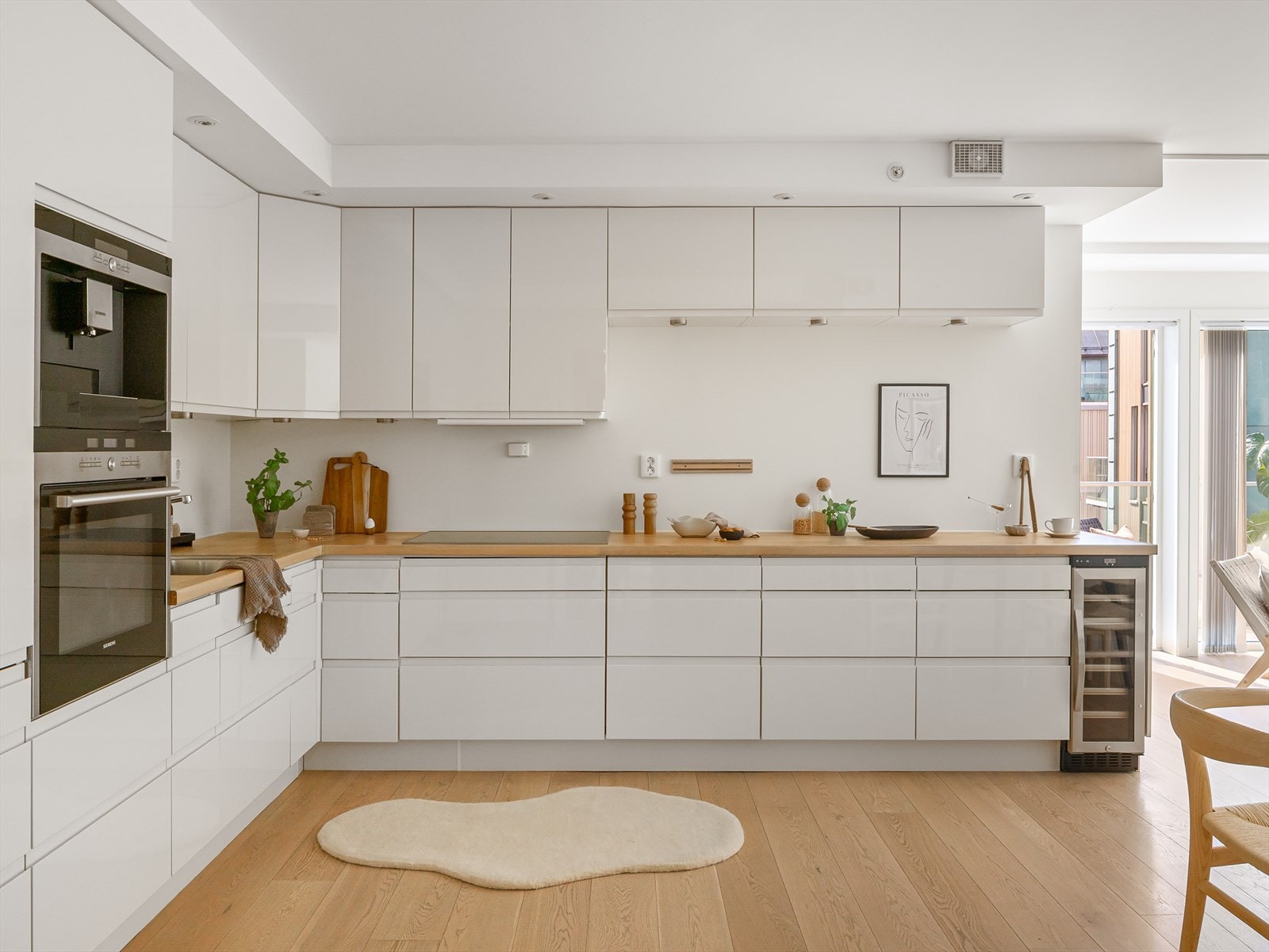 Kjøkkenet er ellers velutrustet og har integrerte hvitevarer som kaffemaskin, oppvaskmaskin, steikeovn og platetopp Galleribilde