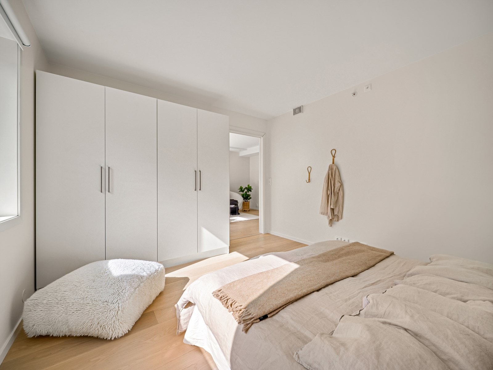 Her er det plass nok til dobbeltseng og nattbord. Soverommet er ellers ferdig utrustet med to stk. garderobeskap i lys utførelse som følger med i handelen. Galleribilde