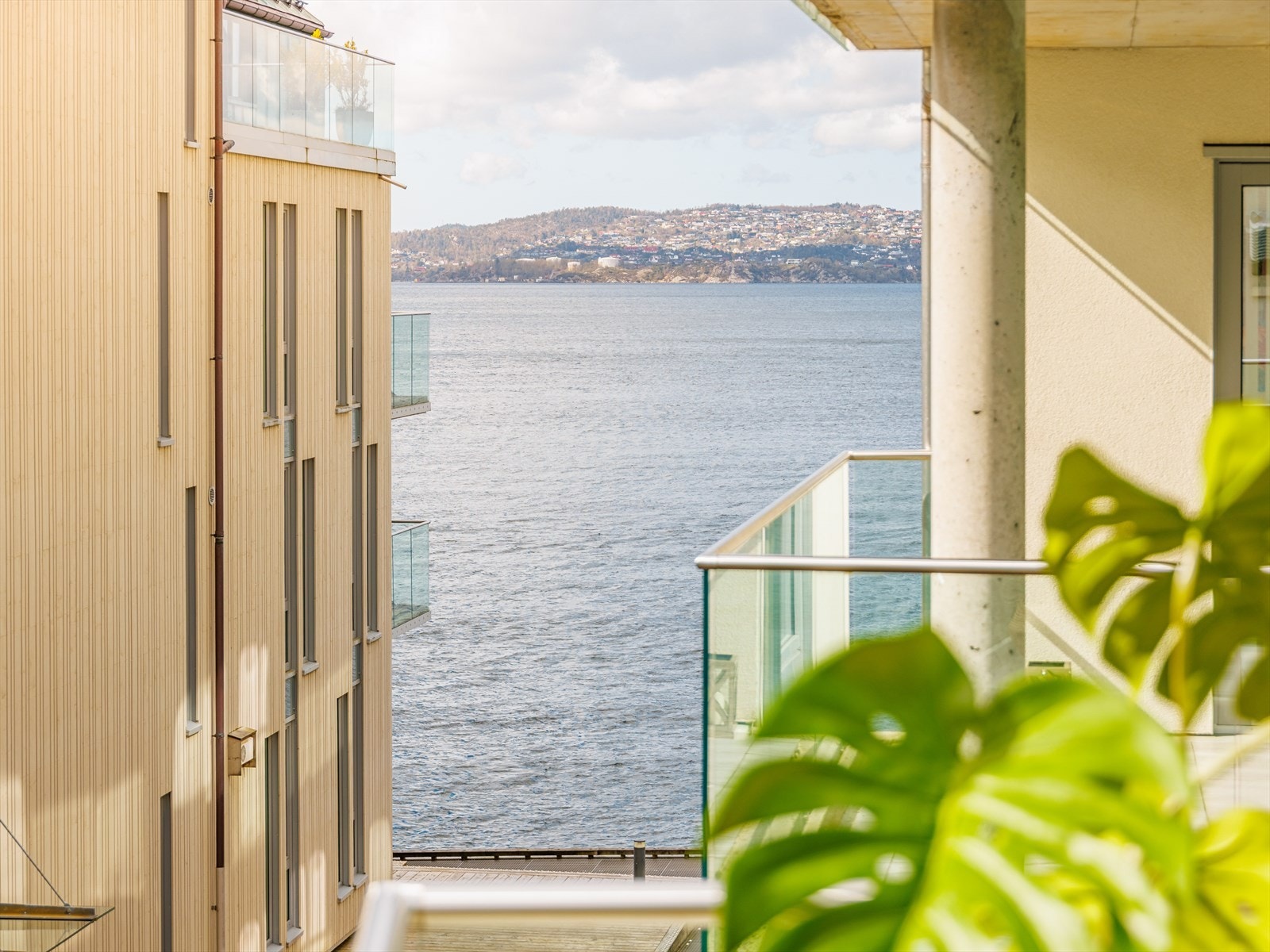 Utsikt mot Byfjorden og Askøy! Galleribilde