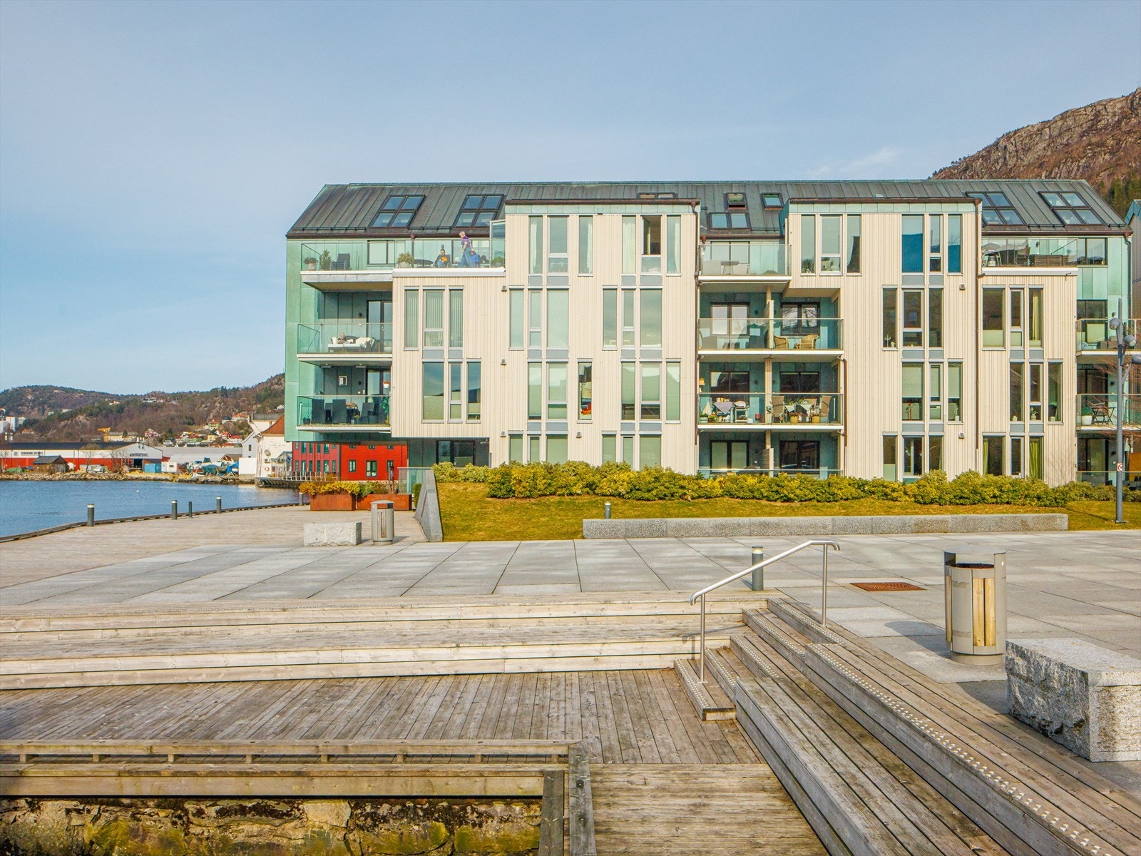 Flott bryggeanlegg like utenfor gatedøren Galleribilde