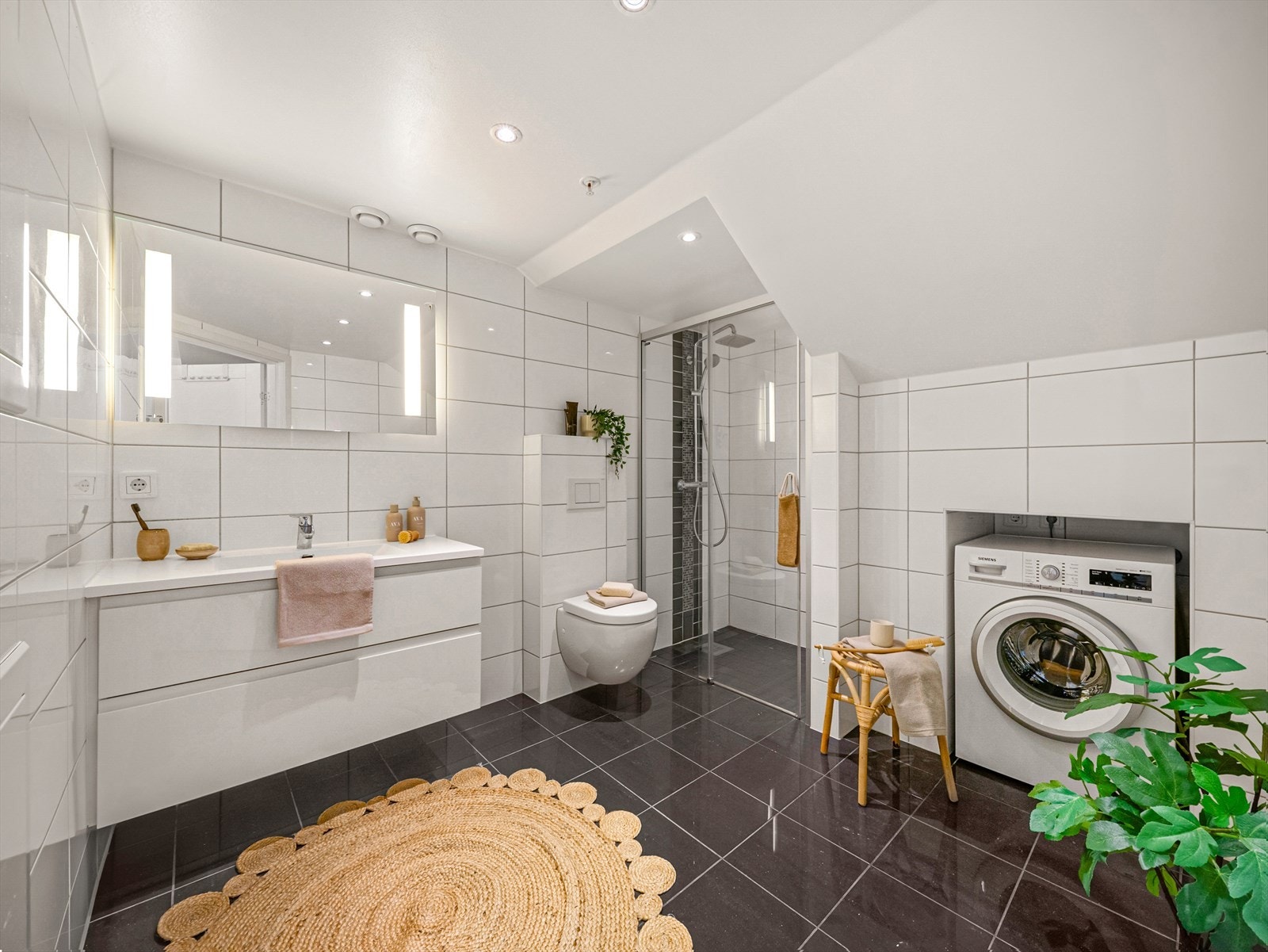 Lekkert, helfliset baderom med varmekabler i gulv Galleribilde