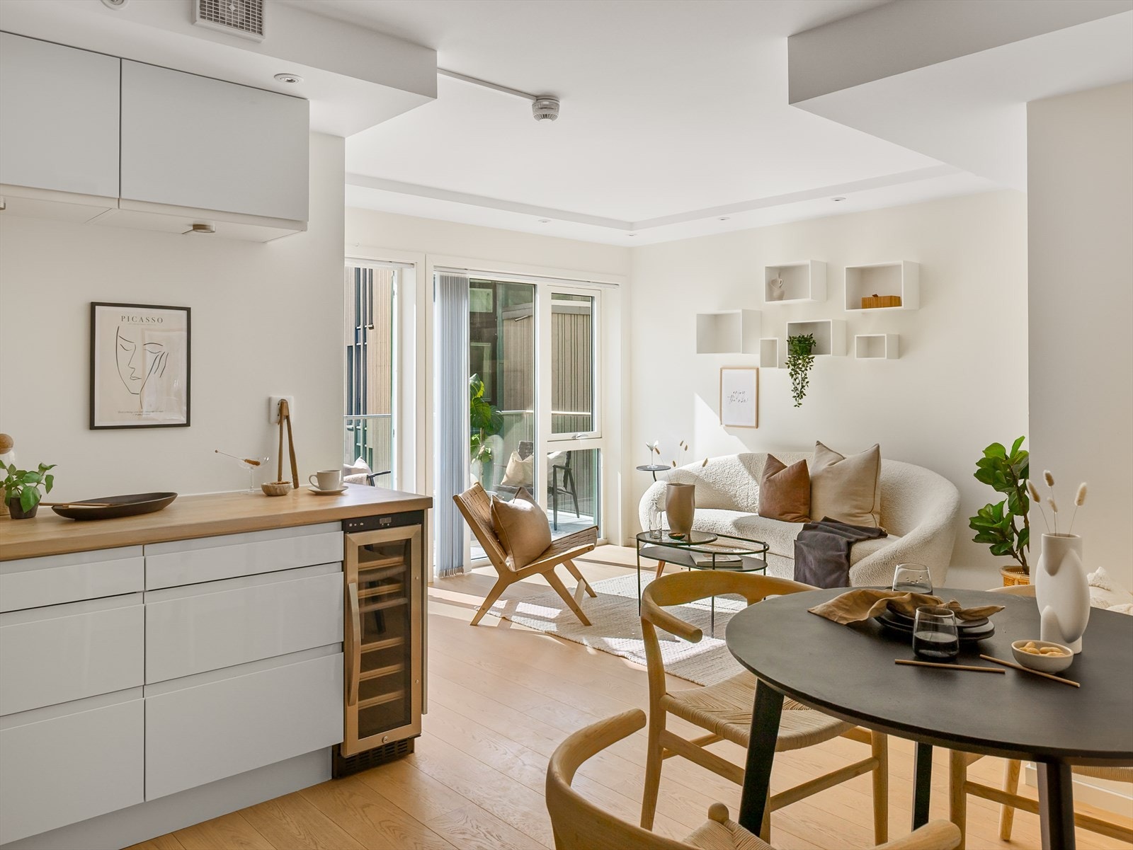 Tekniske kvaliteter som balansert ventilasjon, seriekoblet brannvarsling, sprinkleranlegg, nedsenket himling med downlights osv. Galleribilde