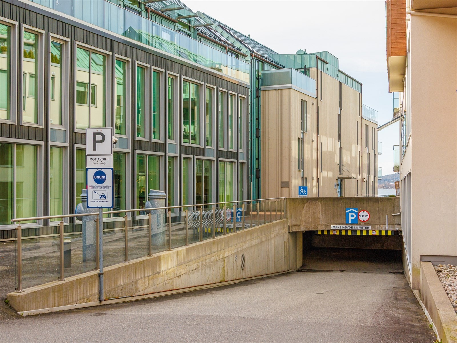 Fast parkeringsplass i lukket garasjeanlegg - det er naturligvis heis i bygget! Galleribilde