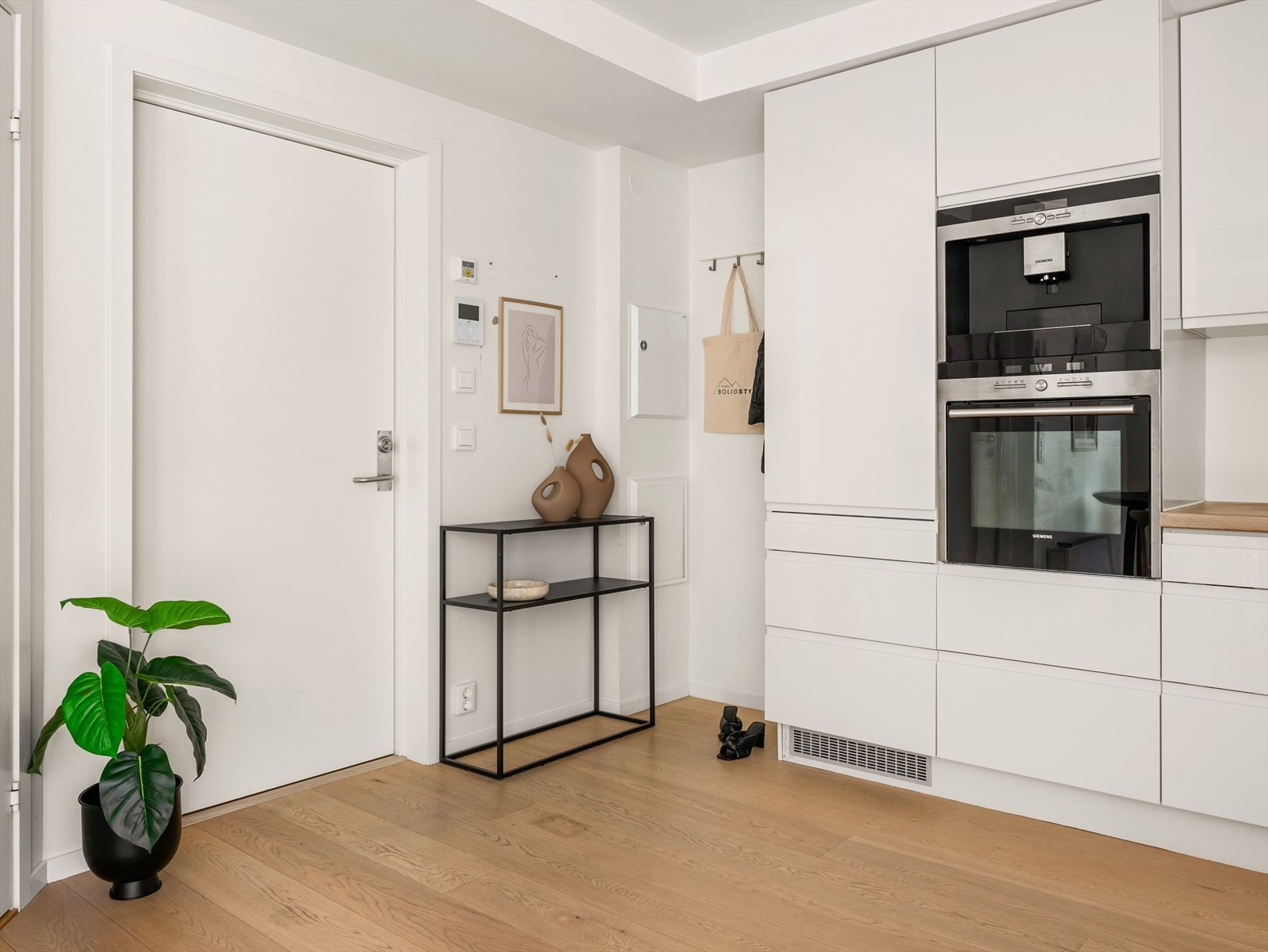 Her finner du en tidløs innredning med stilrent og lekkert design Galleribilde