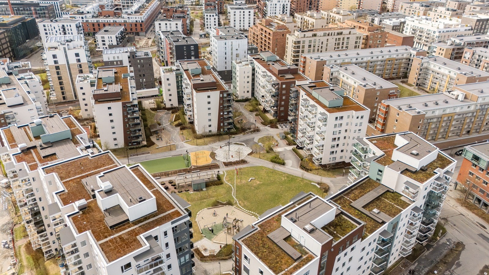 Her bor du rundt et av Lørens fineste gårdsrom med pergolaer, sittegrupper, lekeplass, ballbinge, fontene og mer. Galleribilde