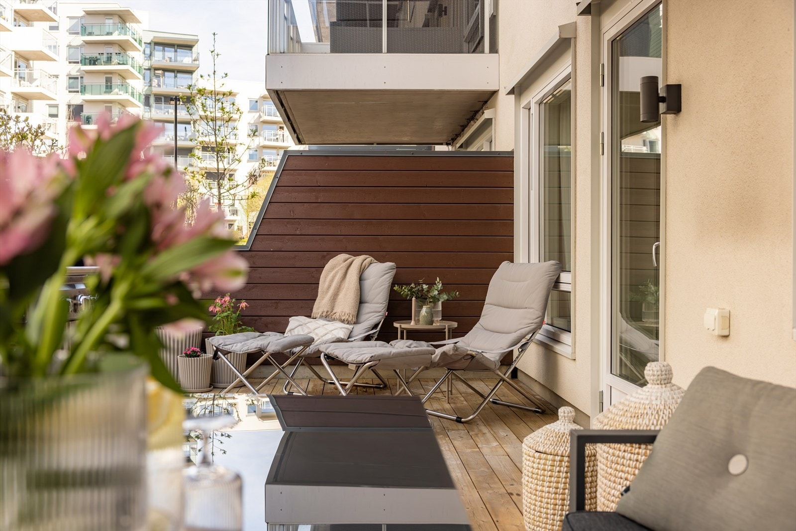 Det er også montert stikkontakt og utebelysning, samt en praktisk skillevegg mot naboen for ekstra skjerming. Galleribilde