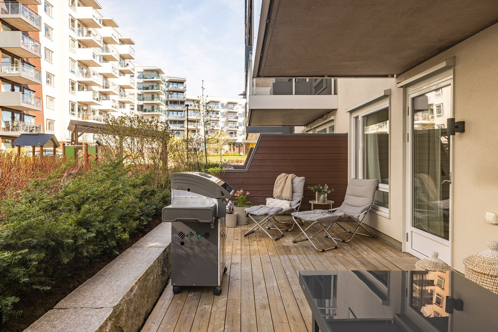 Her er det god plass til utemøbler, flere sosiale soner og grill. Galleribilde