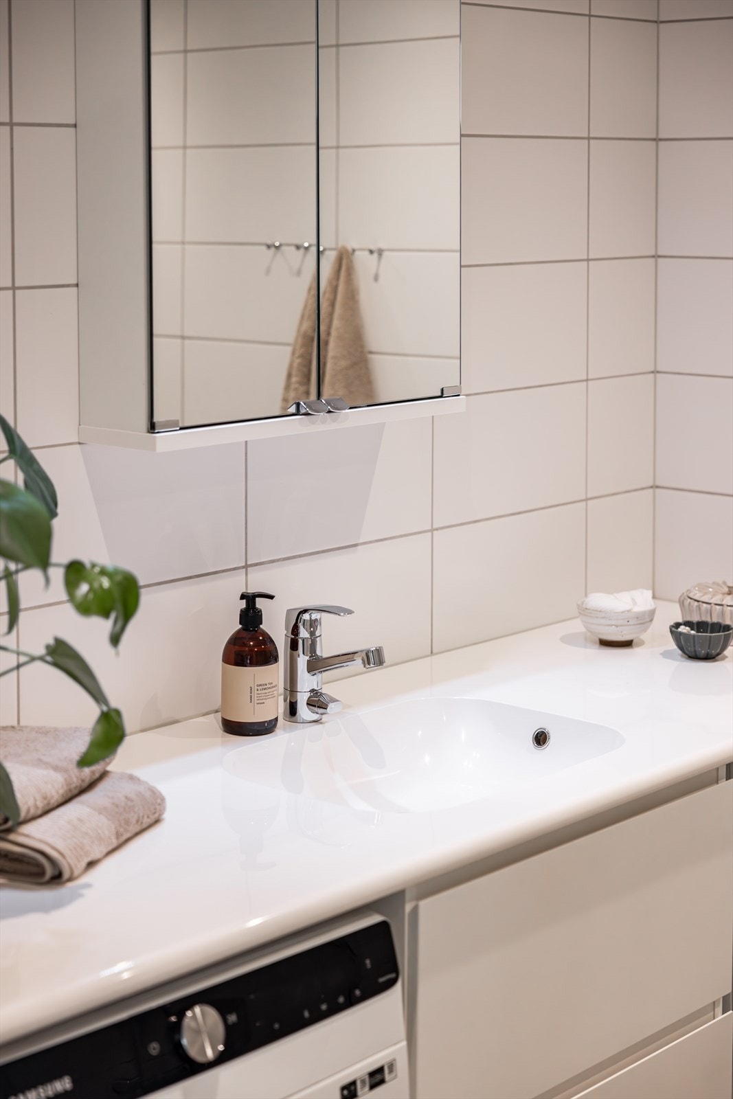 Stilrent bad med flislagte overflater og moderne innredning. Galleribilde