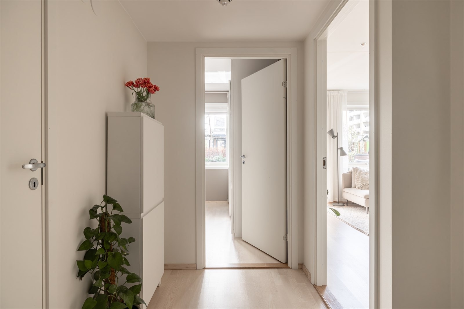 Leiligheten har dørtelefon med portåpner, og gangen binder rommene sammen på en god måte. Galleribilde