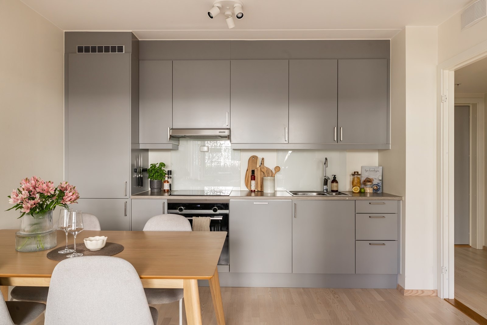 Kjøkkenet er utstyrt med integrerte hvitevarer som stekeovn, induksjonstopp, kjøleskap/fryser og oppvaskmaskin. Galleribilde