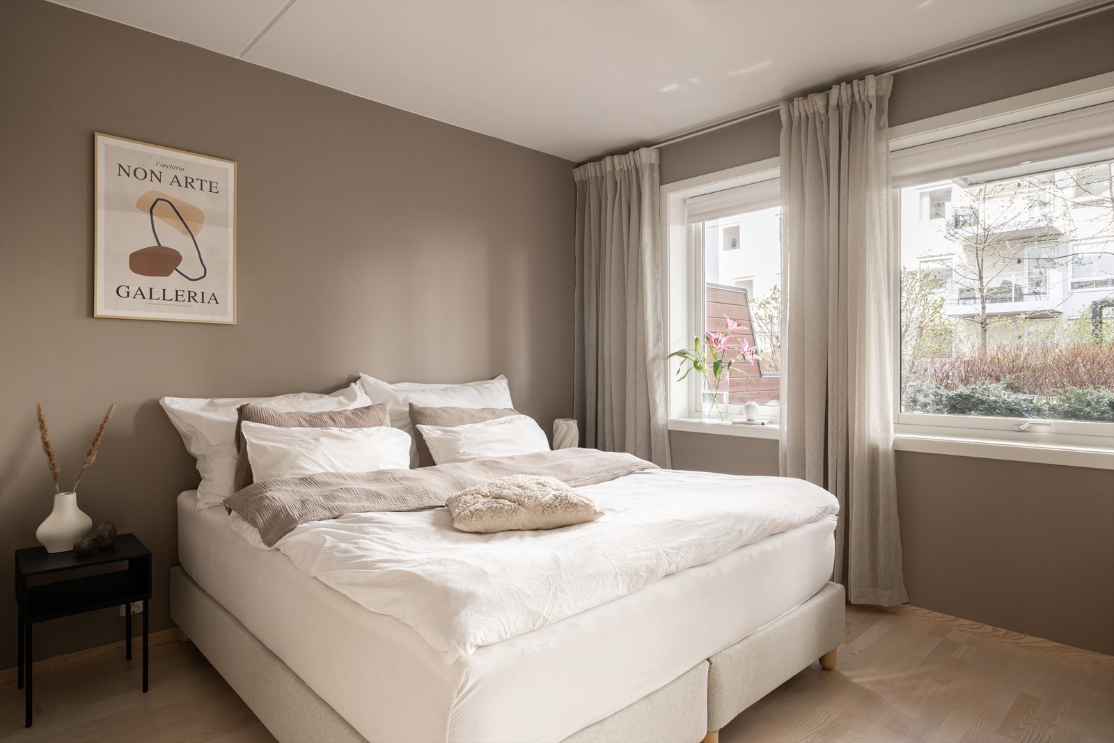 Romslig soverom med god plass til dobbeltseng, nattbord og annet ønsket møblement. Galleribilde