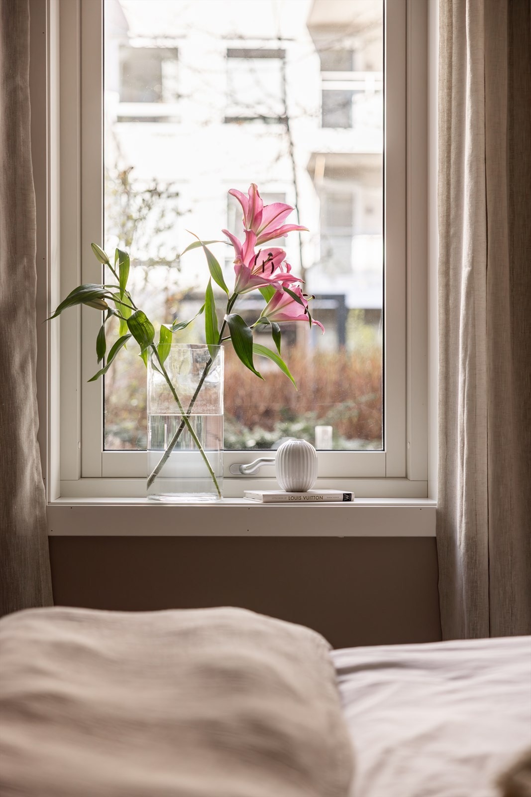 To store vinduer sørger for godt lysinnslipp og mulighet for naturlig ventilasjon. Galleribilde