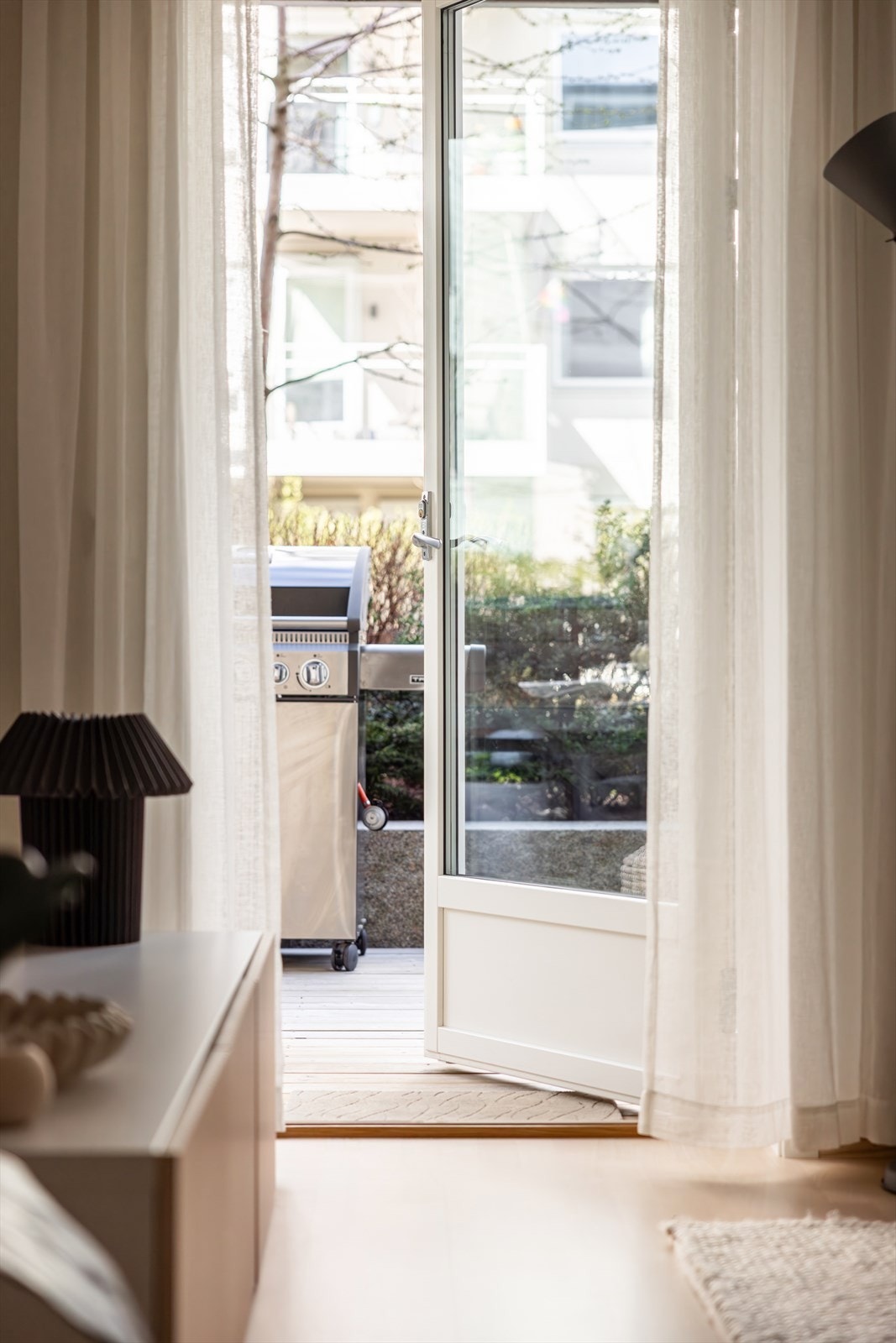 Store vindusflater slipper inn rikelig med dagslys og bidrar til en luftig romfølelse. Galleribilde