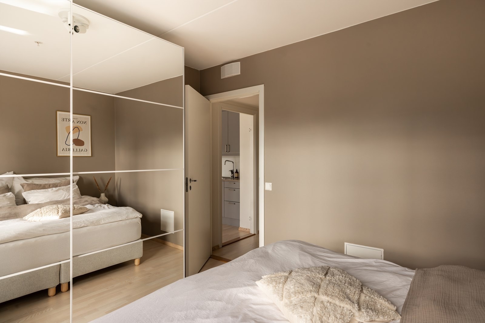 Veggene er malt i en behagelig beige tone som skaper en lun og rolig atmosfære. Galleribilde