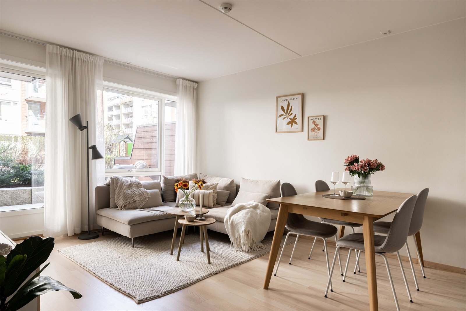 Rommet har en god og praktisk utforming med plass til både sofagruppe og spisebord. Galleribilde