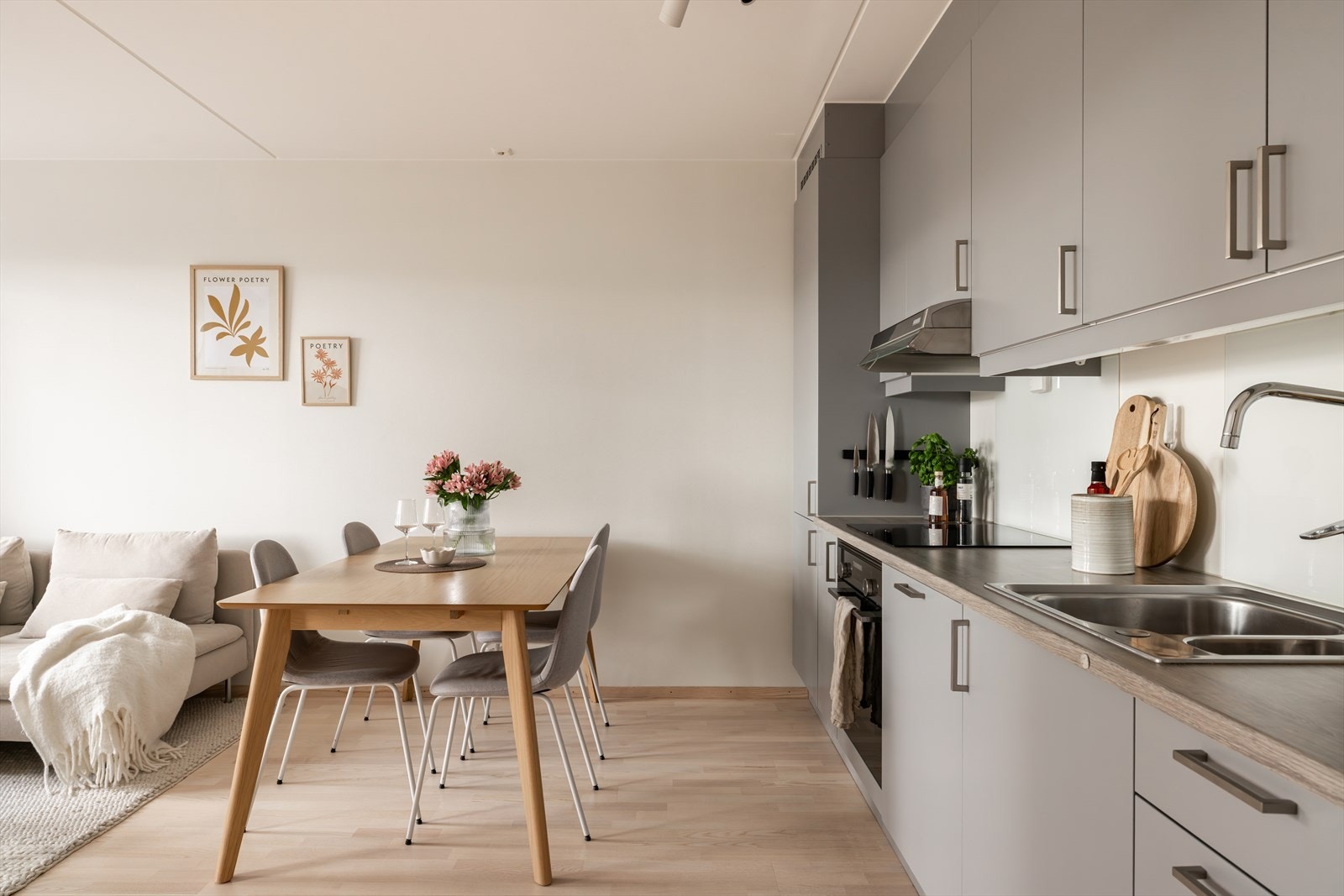 Boligen er malt i en nøytralt fargepalett og fremstår delikat. Galleribilde