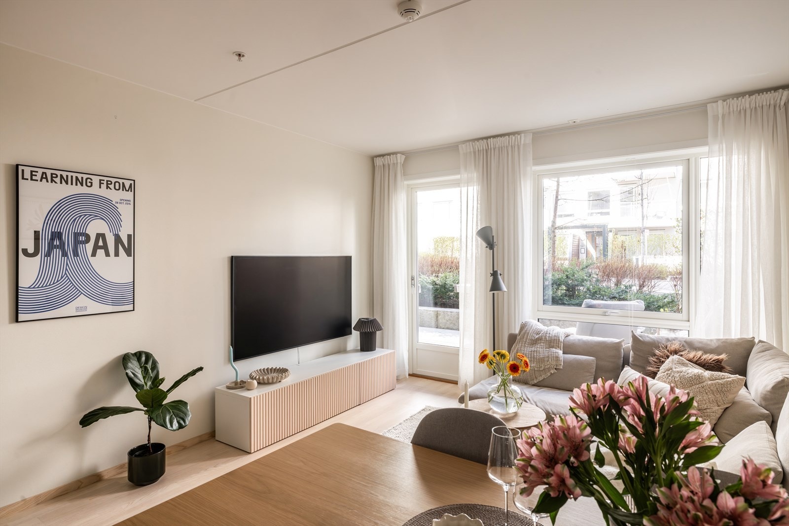 Dette er en romslig 2-roms eierleilighet med flott beliggnehet i Gartnerkvartalet på Løren. Galleribilde