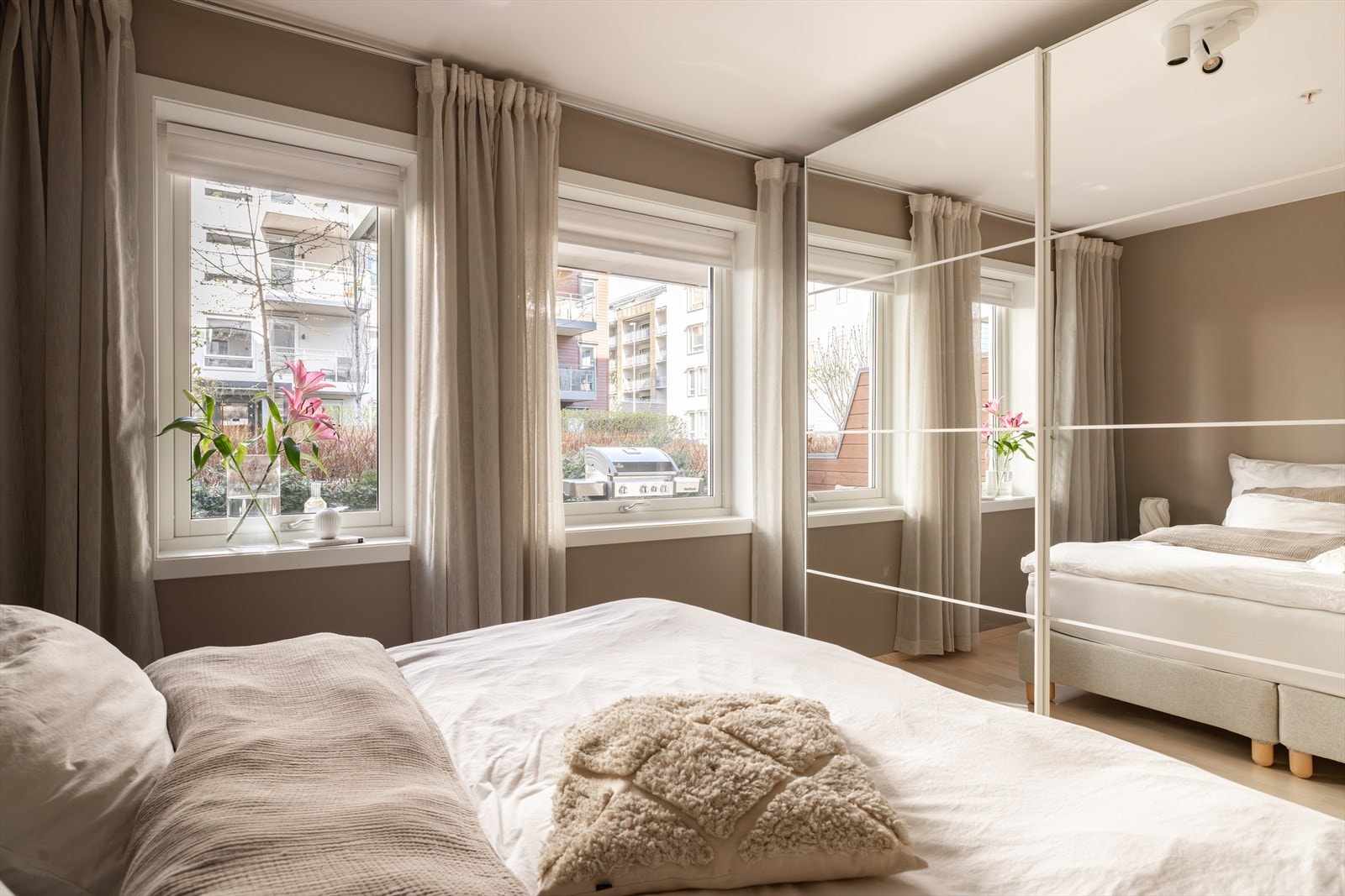 En stor skyvedørsgarderobe med speilfronter gir rikelig med oppbevaringsplass. Galleribilde