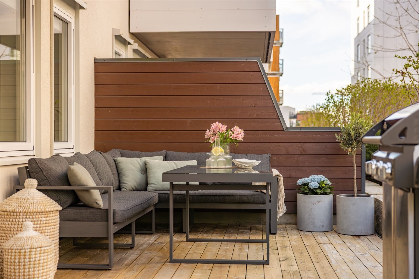 Terrassen vender mot nordvest og har gode solforhold på ettermiddag og kveld. Galleribilde