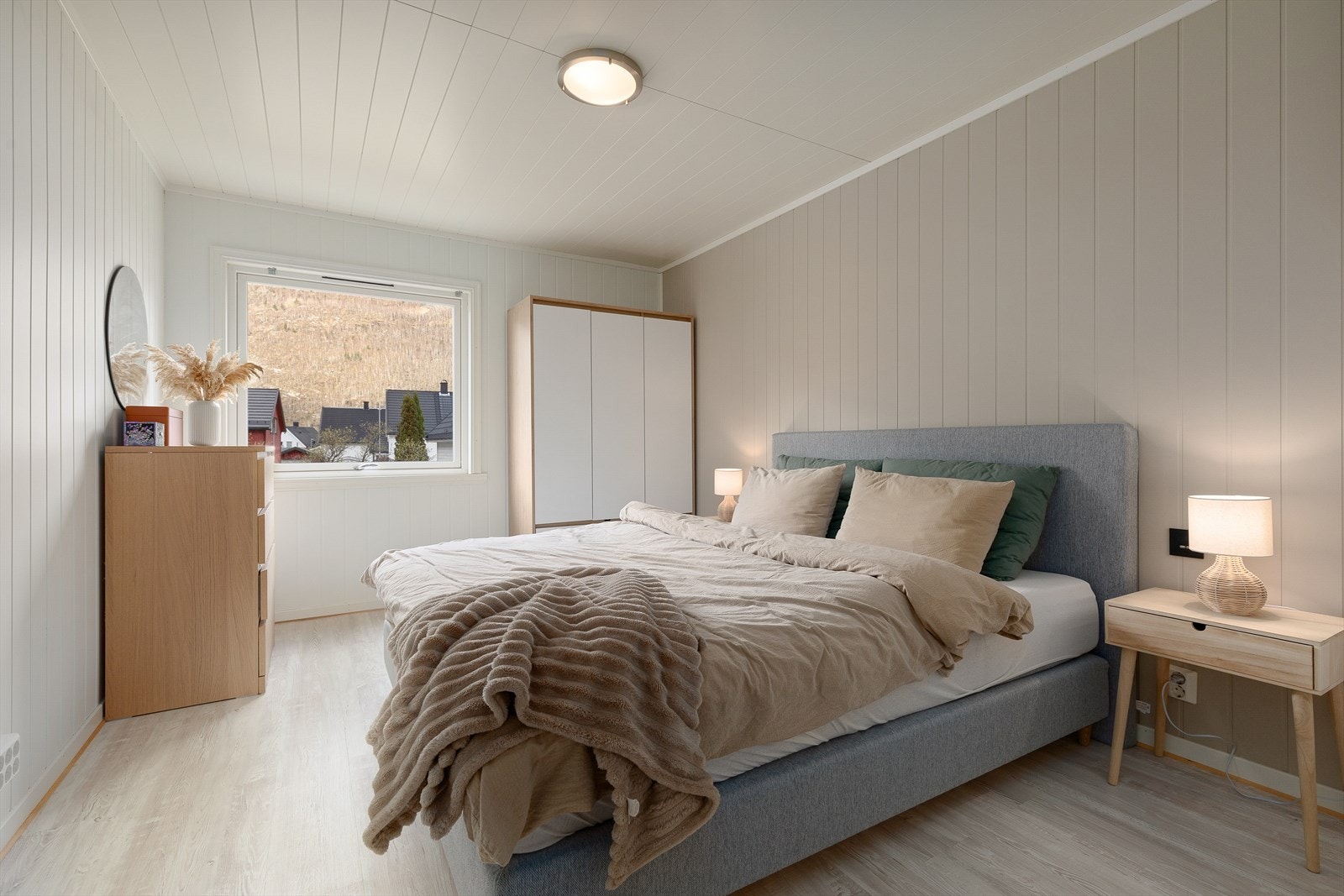Hovudsoverom med plass til seng og garderobe. Galleribilde