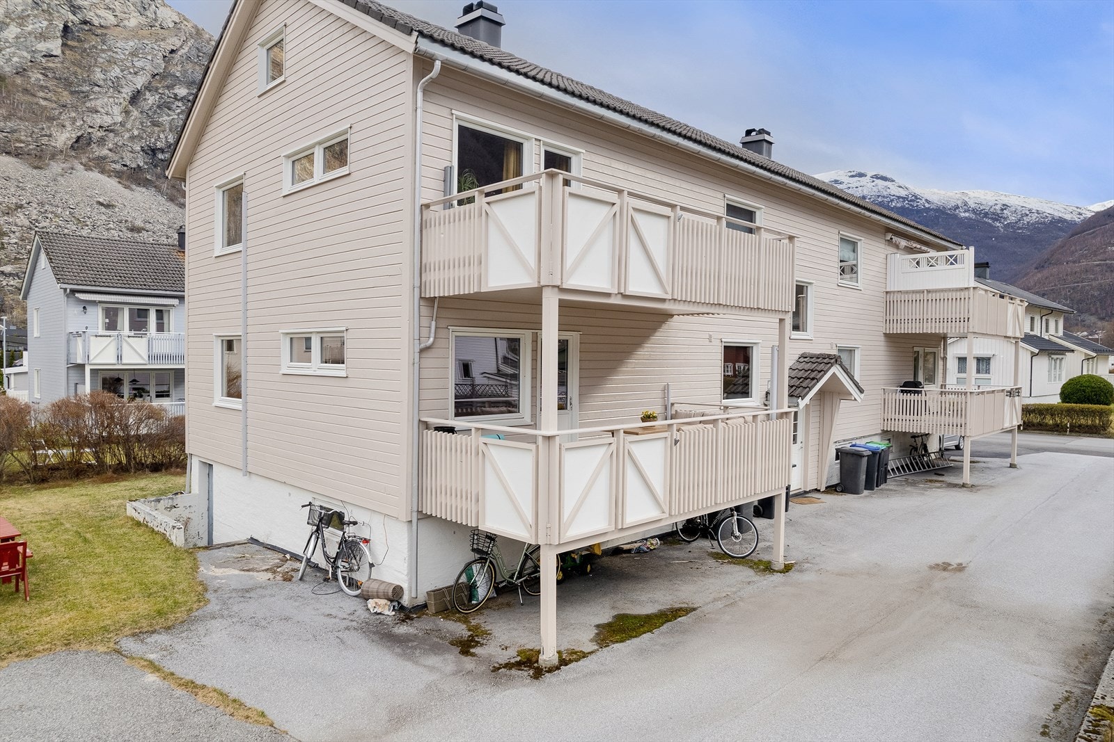 Leilegheita ligg fint til i byggets 1. etasje, med kort veg til det ein måtte ynskje i kvardagen. Galleribilde