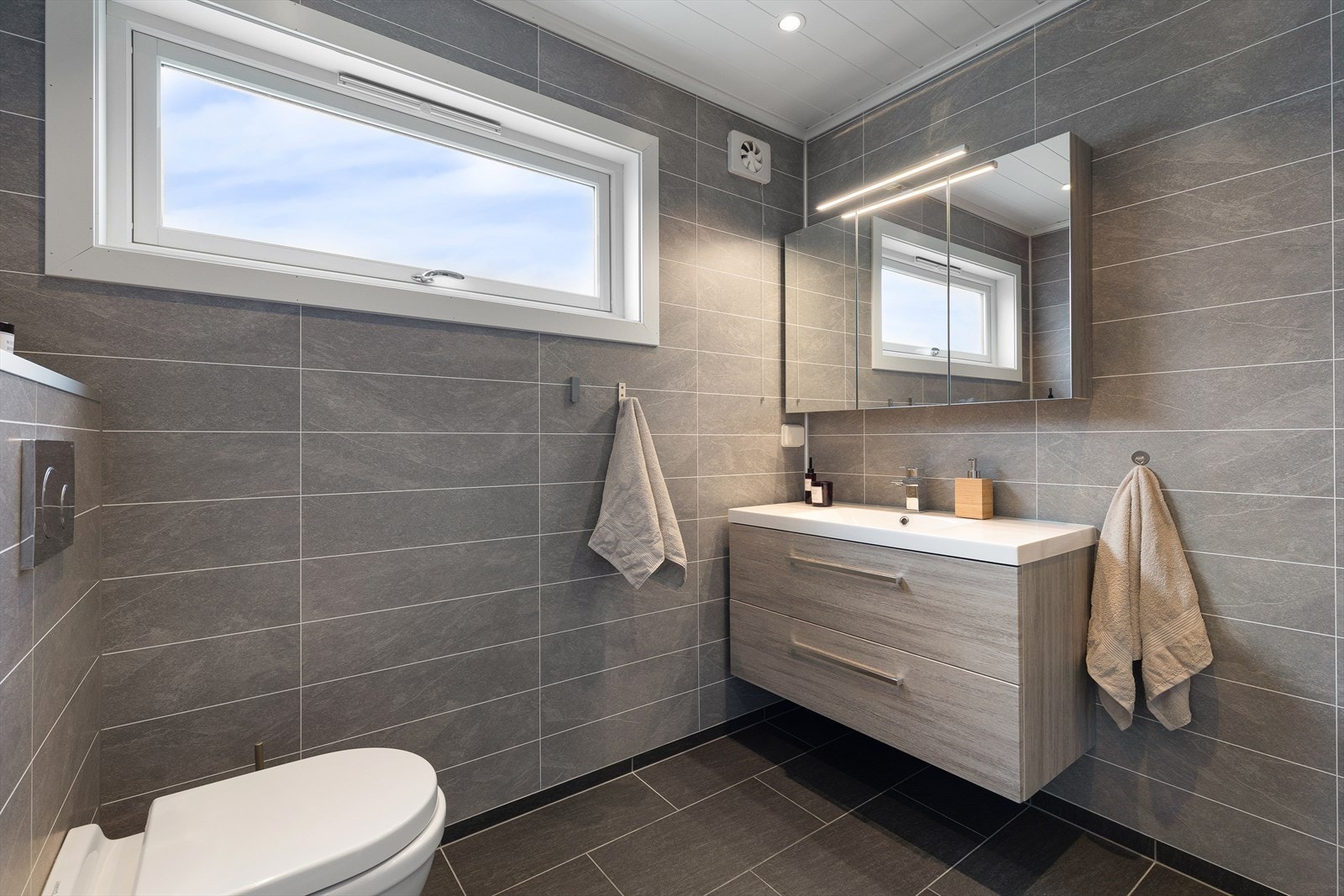 Badet er pussa opp i 2020/21 , der veggane har baderomsplater, golvet er flislagt med varmekabler og taket har panel. Galleribilde