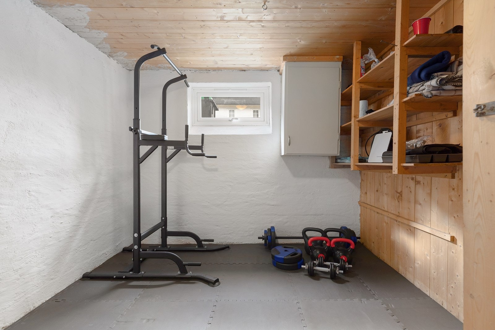 Bod nr. 2 i kjellar er nytta av seljar som treningsrom. Galleribilde