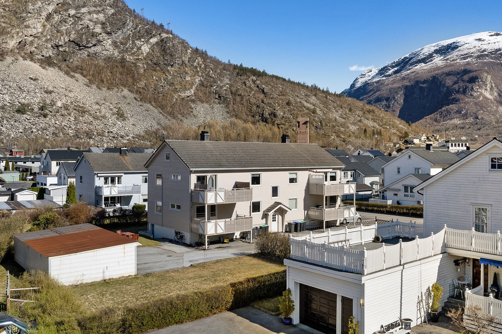 Bustaden er ein del av Farnes I burettslag og består av 32 andelseigarar. I 2010/11 blei fasaden bytta på bustaden i regi av burettslagtet. Det er også gjort oppgraderingar utvendig, med opparbeiding av felles parkering. Galleribilde