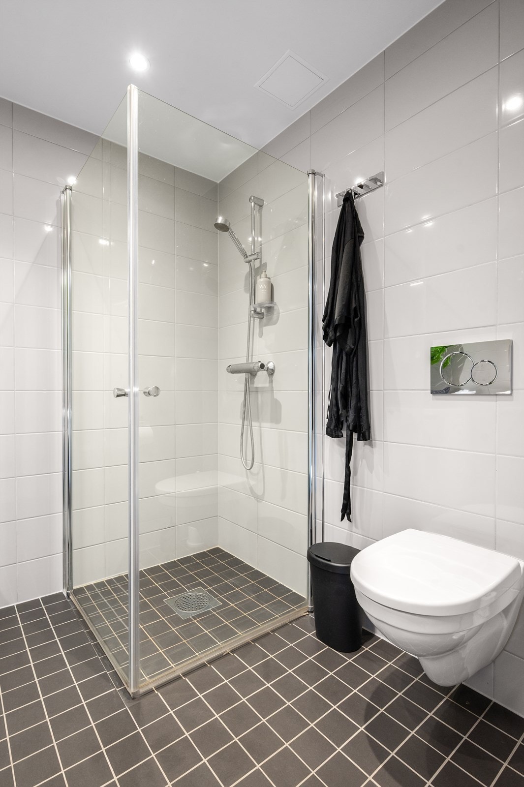 Badet har downlights i himlingen og behagelig gulvvarme. Galleribilde