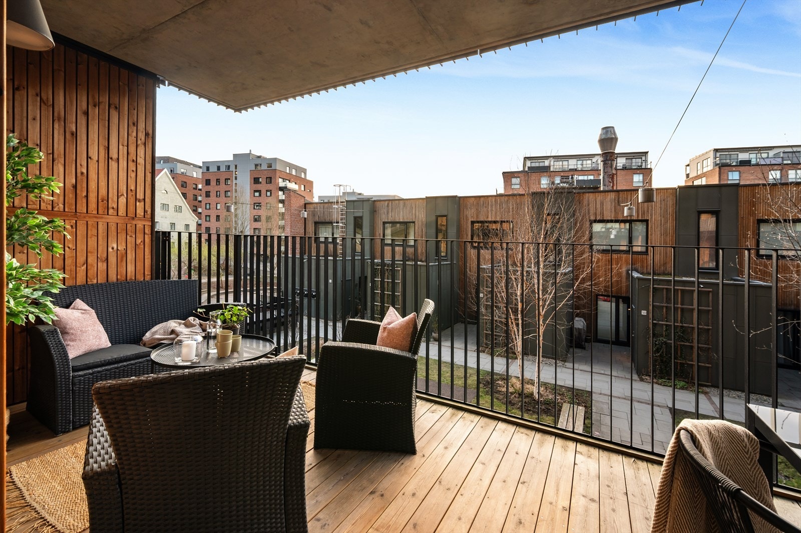 Vestvendt beliggenhet sikrer solfylte ettermiddager og lange sommerkvelder - sol fra ca. kl. 14:30/15 til 20:00. Galleribilde