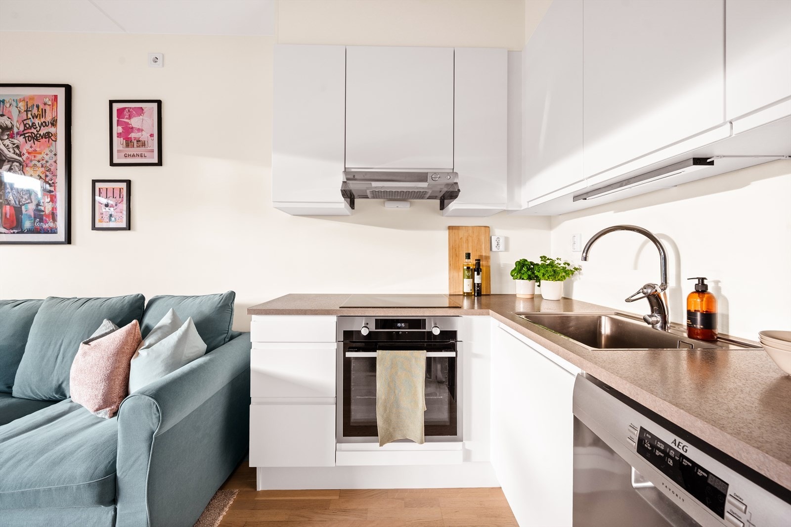 Stilrent og tidløst kjøkken med slette fronter og laminat benkeplate med nedfelt oppvaskkum. Galleribilde