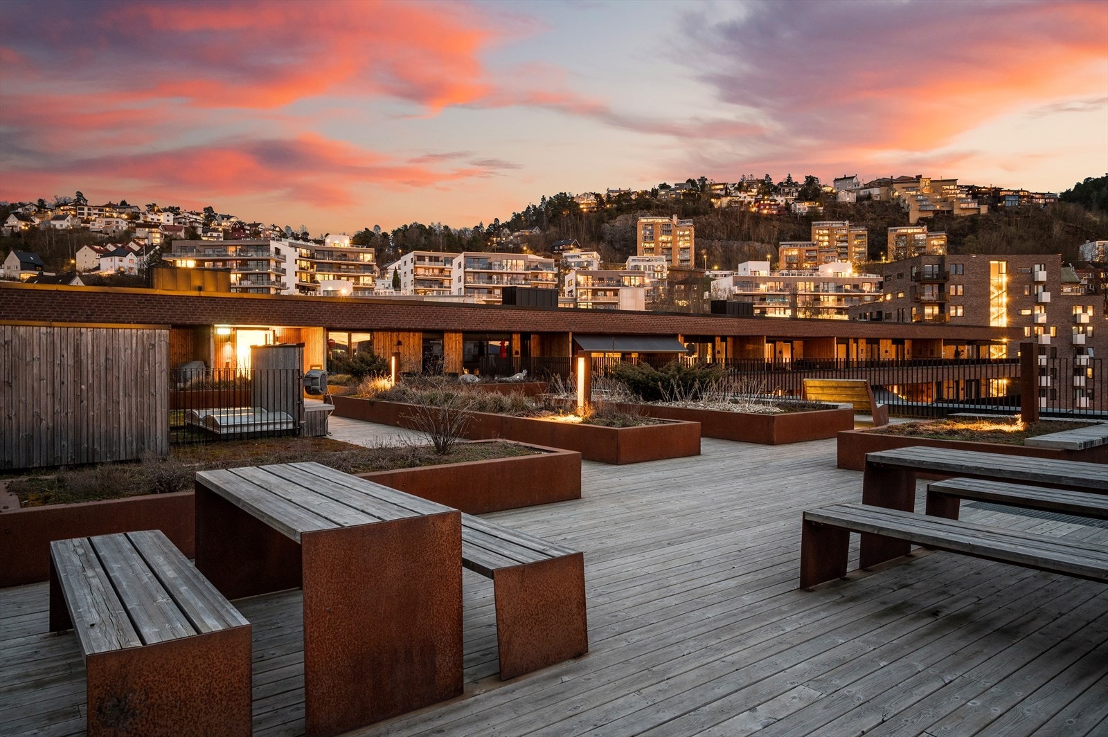 På toppen av bygget er det en stor og felles takterrasse til bruk for beboere. Galleribilde