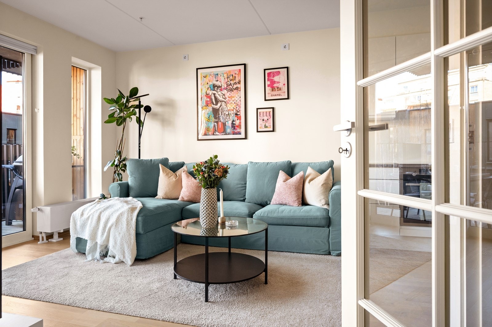 Stuen har pene parkettgulv og lyse, nøytrale overflater som gjør det enkelt å innrede etter egen smak. Galleribilde