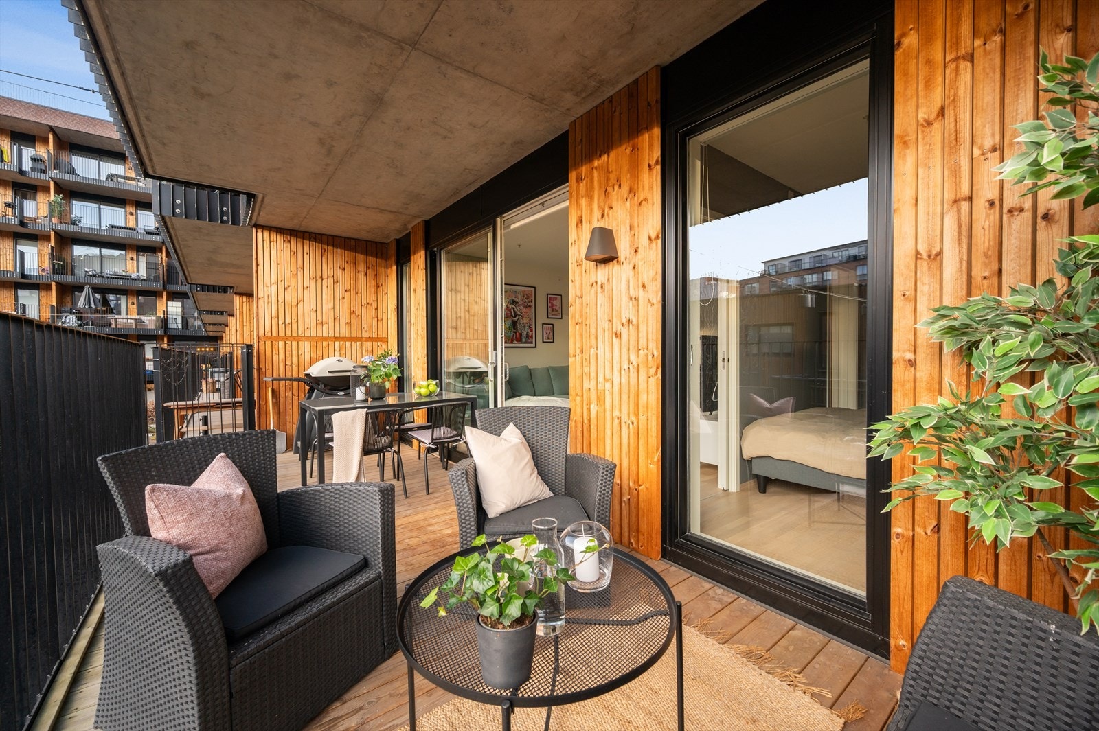 Levegger gir god skjerming mot innsyn, og det er montert utelys for hyggelige kvelder. Galleribilde