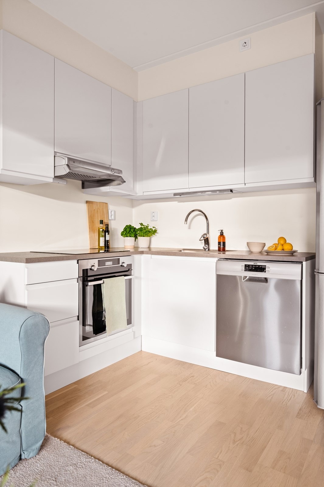 Det er ventilator over kokesonen, og hvitevarer som oppvaskmaskin, stekeovn, koketopp og kjøleskap med fryser medfølger. Galleribilde