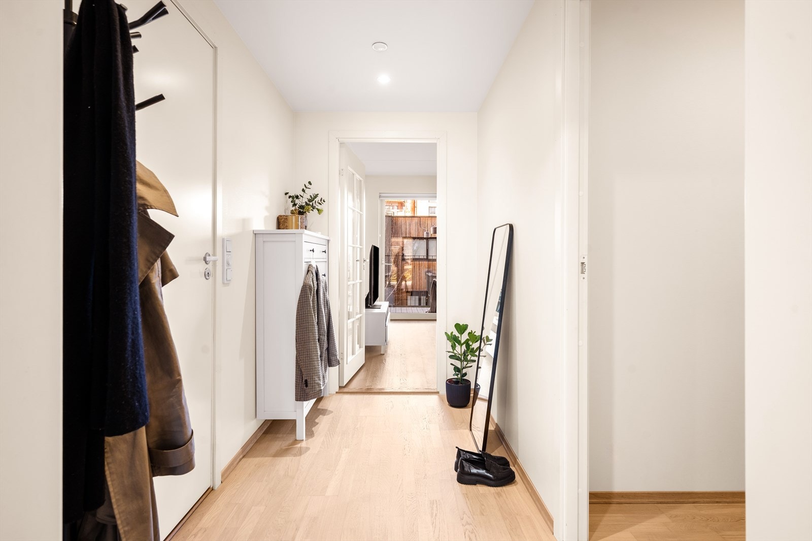 Leiligheten har adkomst via heis direkte til etasjen. Du ønskes velkommen inn i en lys og trivelig gang som knytter rommene sammen på en praktisk måte. Galleribilde