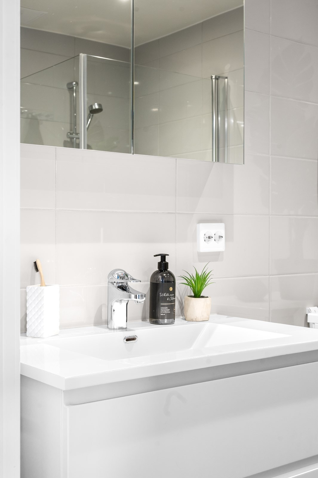 Moderne servant og speilskap. Galleribilde