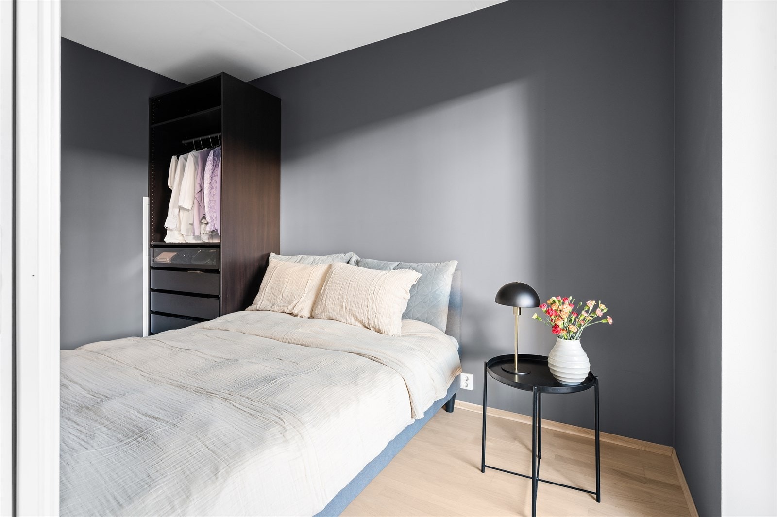 Romslig soverom med god plass til dobbeltseng og nattbord. Galleribilde