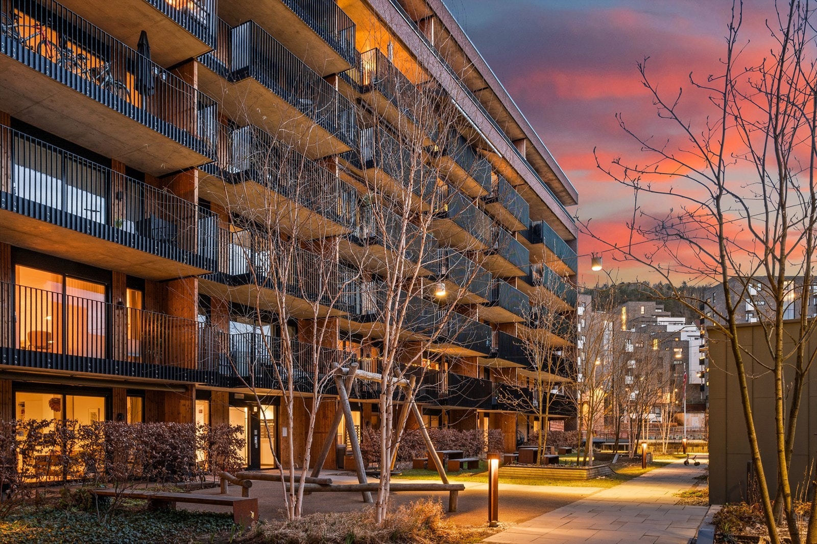 Boligen har god intern beliggenhet rett ved vannspeilet i Kværnerbyen og umiddelbar nærhet til treningssenter, matbutikk, kafè og flotte turmuligheter langs Alnaelva og til Utsikten. Galleribilde