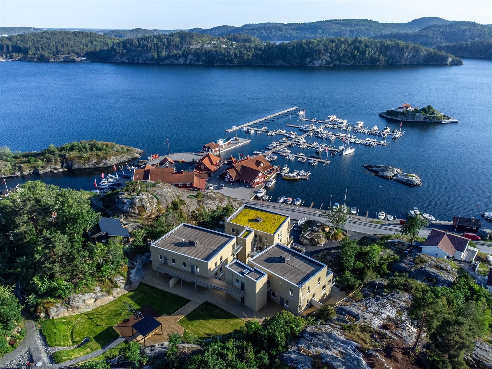 Sjøsiden valle - Sjøboden et steinkast unna. Galleribilde