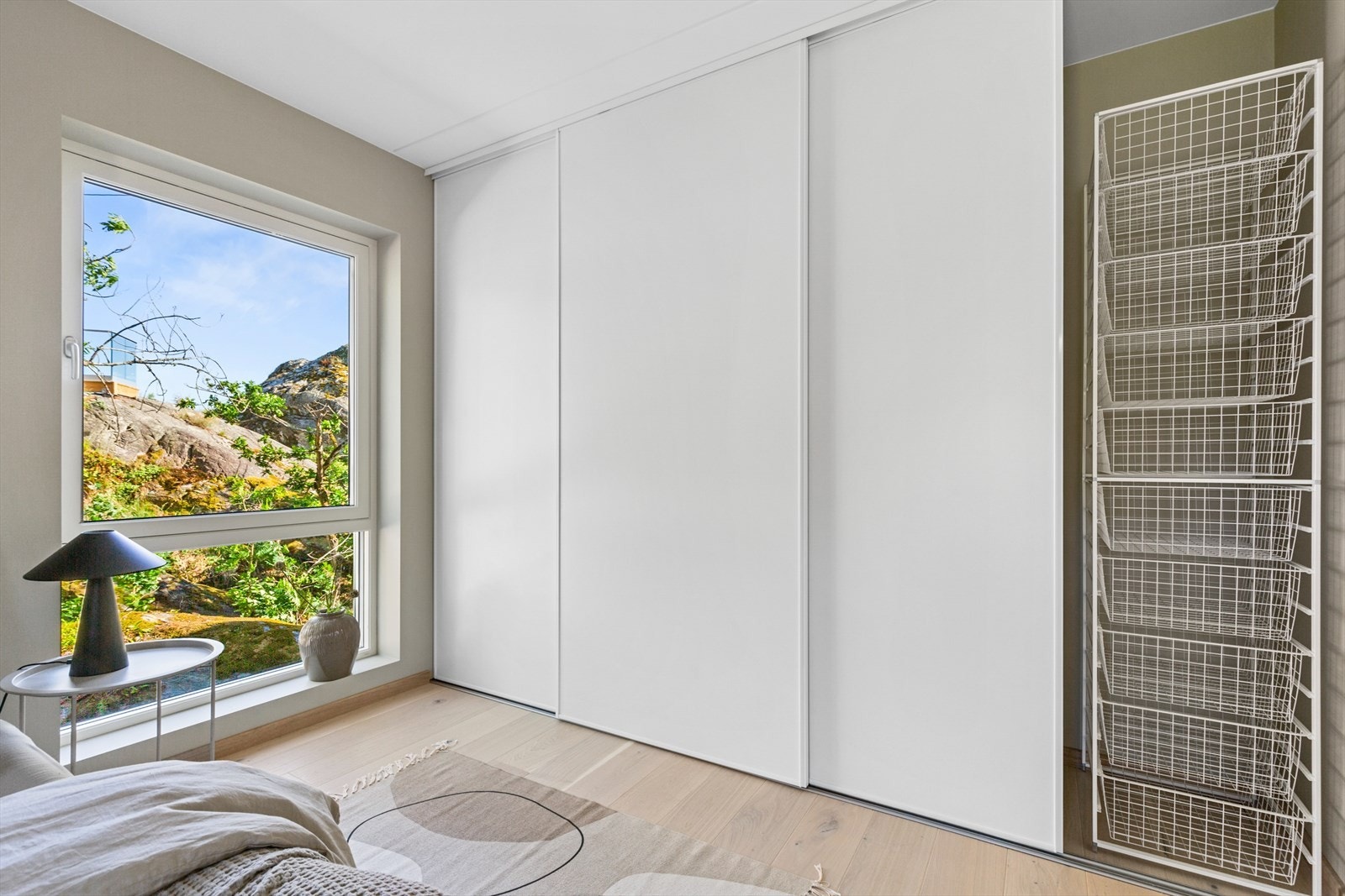 Skyvedørsgarderobe på soverom 1 Galleribilde