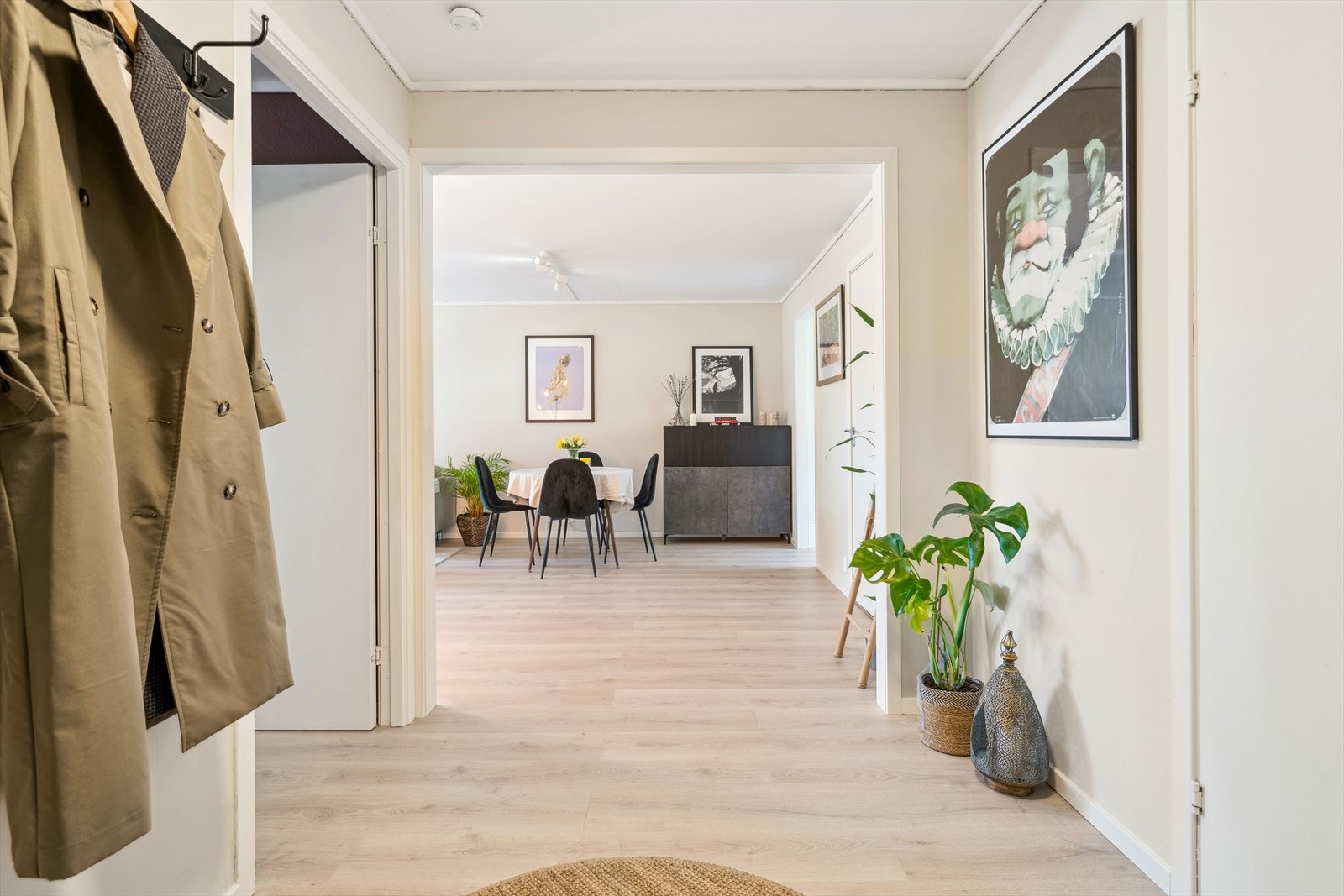 Velkommen inn! Koselig inngangsparti som gir et godt inntrykk av leiligheten. Galleribilde