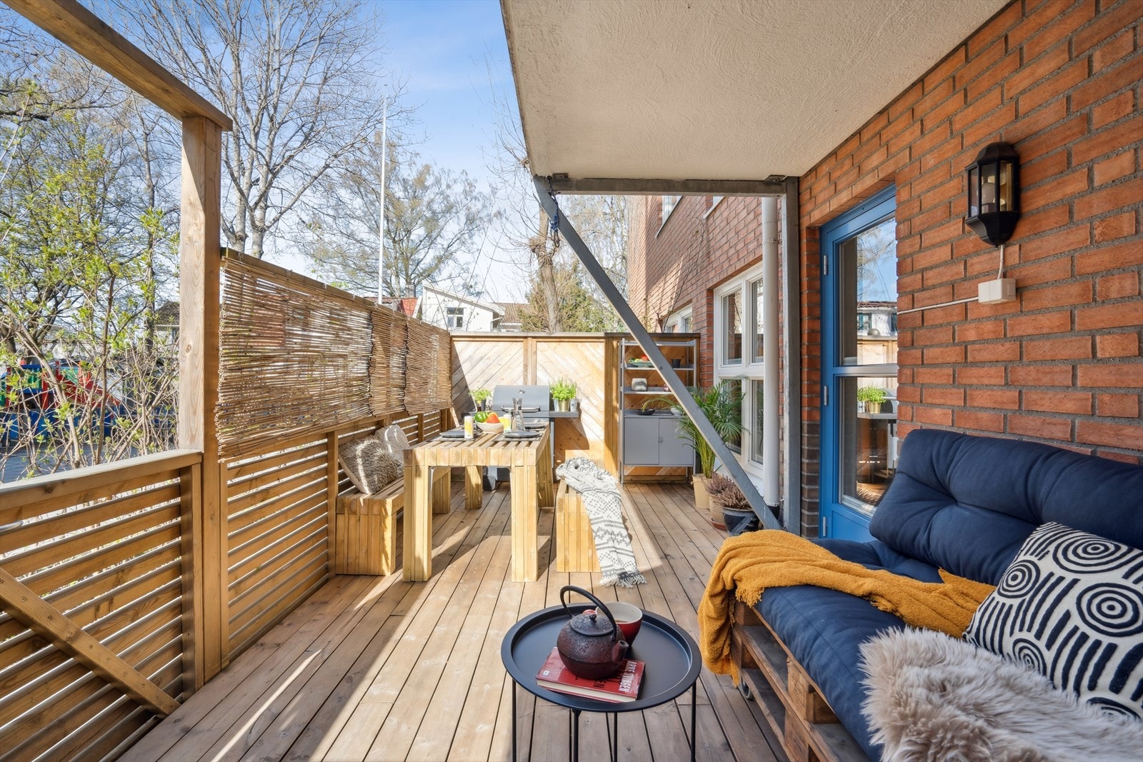 Det er plass til sittegrupper, grill, parasoll, grokasser og beplantning. Galleribilde