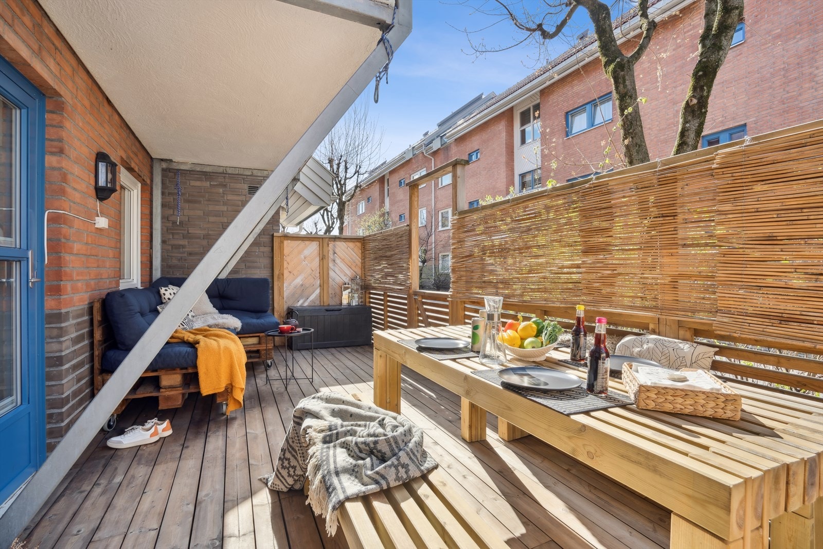 Vår, sommer og lange høstdager er terrassen som en forlengelse av leiligheten. I sommerhalvåret er det sol fra morgen til kveld, samtidig som trær og parasoller gir mulighet for skygge. Galleribilde