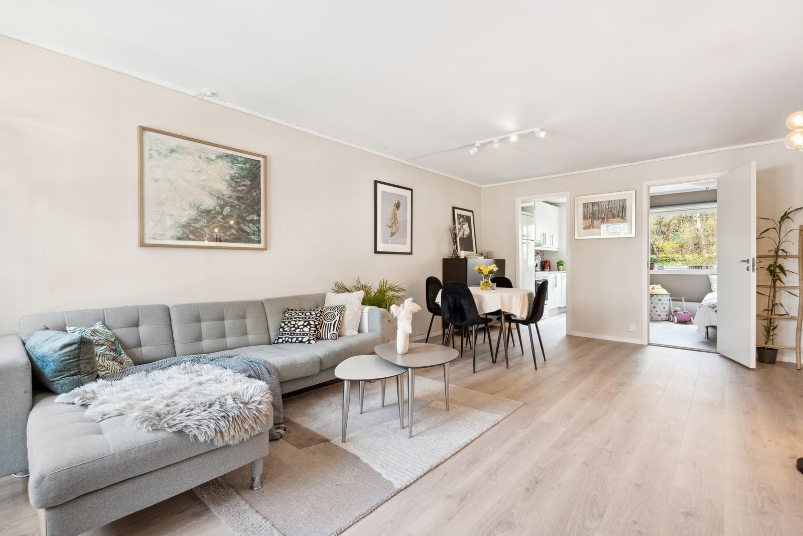 Boligen er gjennomgående og har store vinduer, som gir mye lys og en behagelig atmosfære. Galleribilde