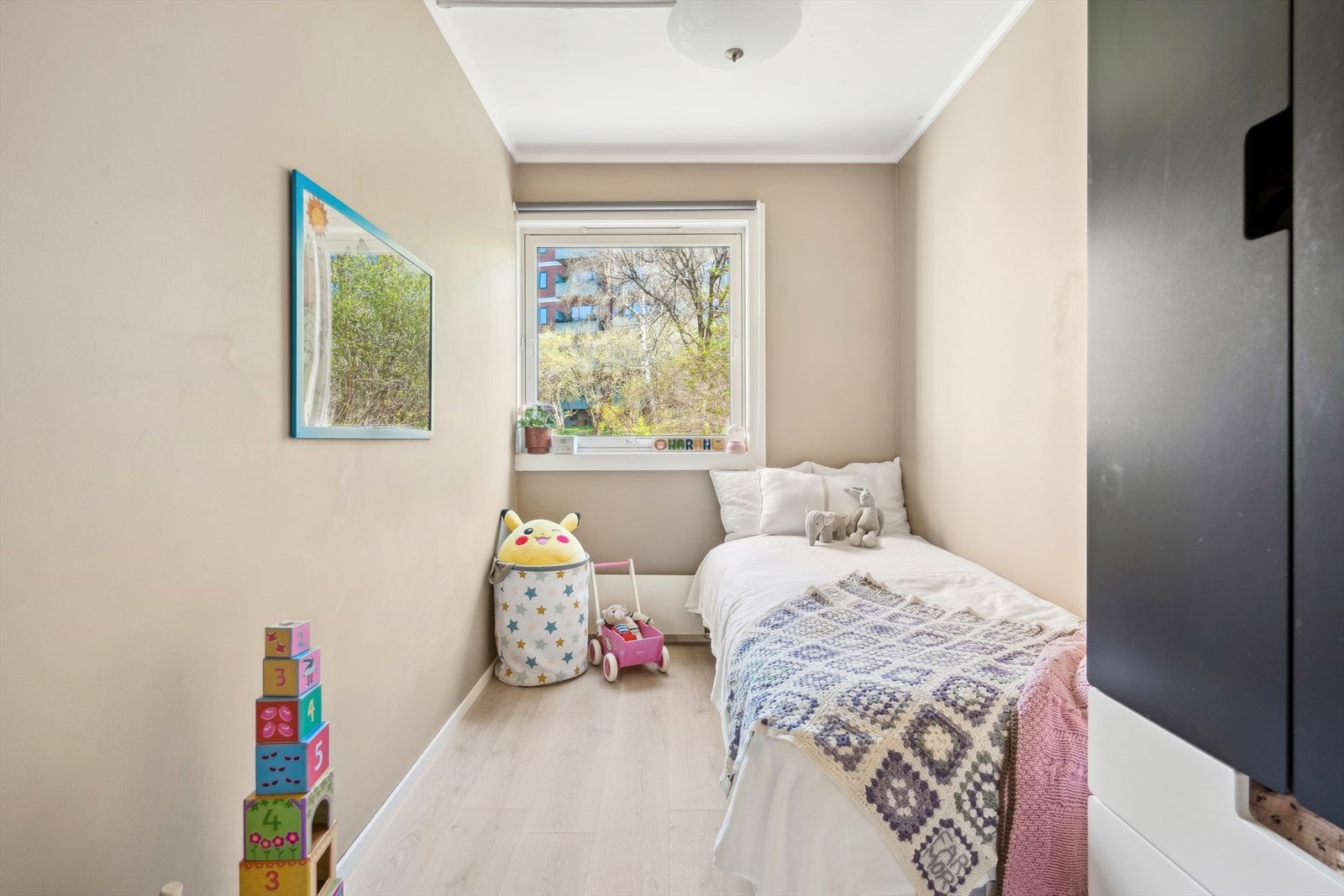 Soverom II kan brukes som barnerom, men det er også plass til seng, skrivebord og garderobeskap. Galleribilde