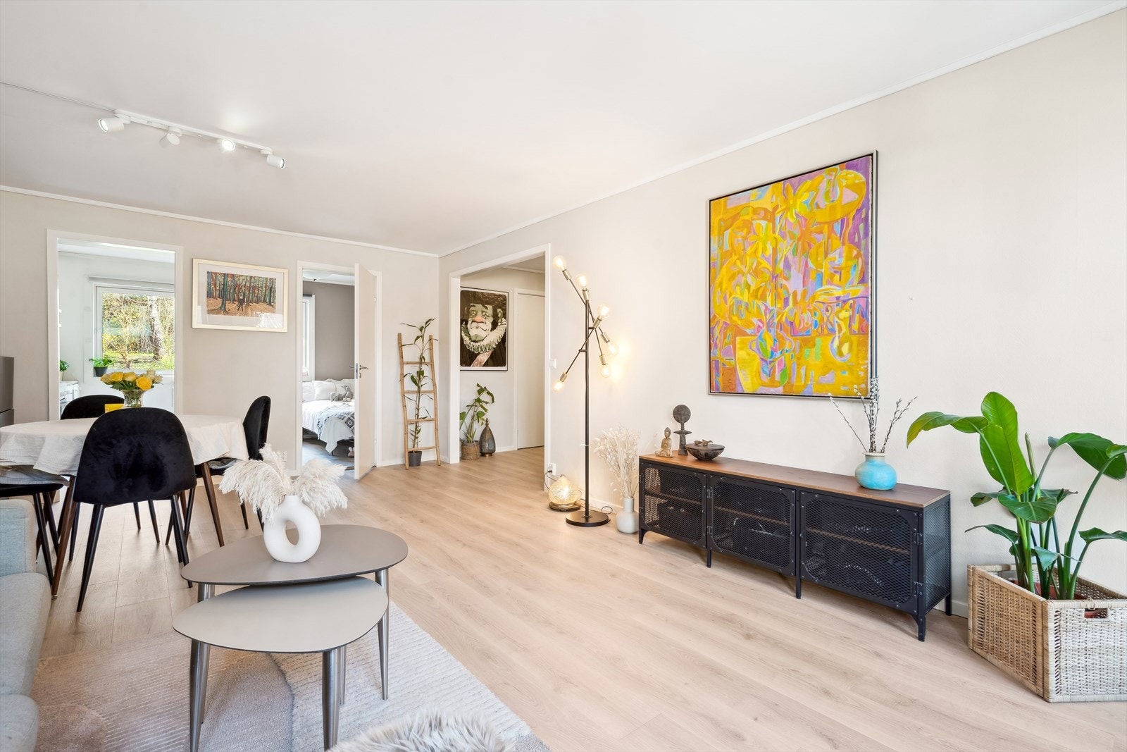 Inkludert i felleskostnadene er internett, tv, varmtvann, drift av borettslaget, nedbetaling av fellesgjeld, vedlikehold og trappevask. Galleribilde