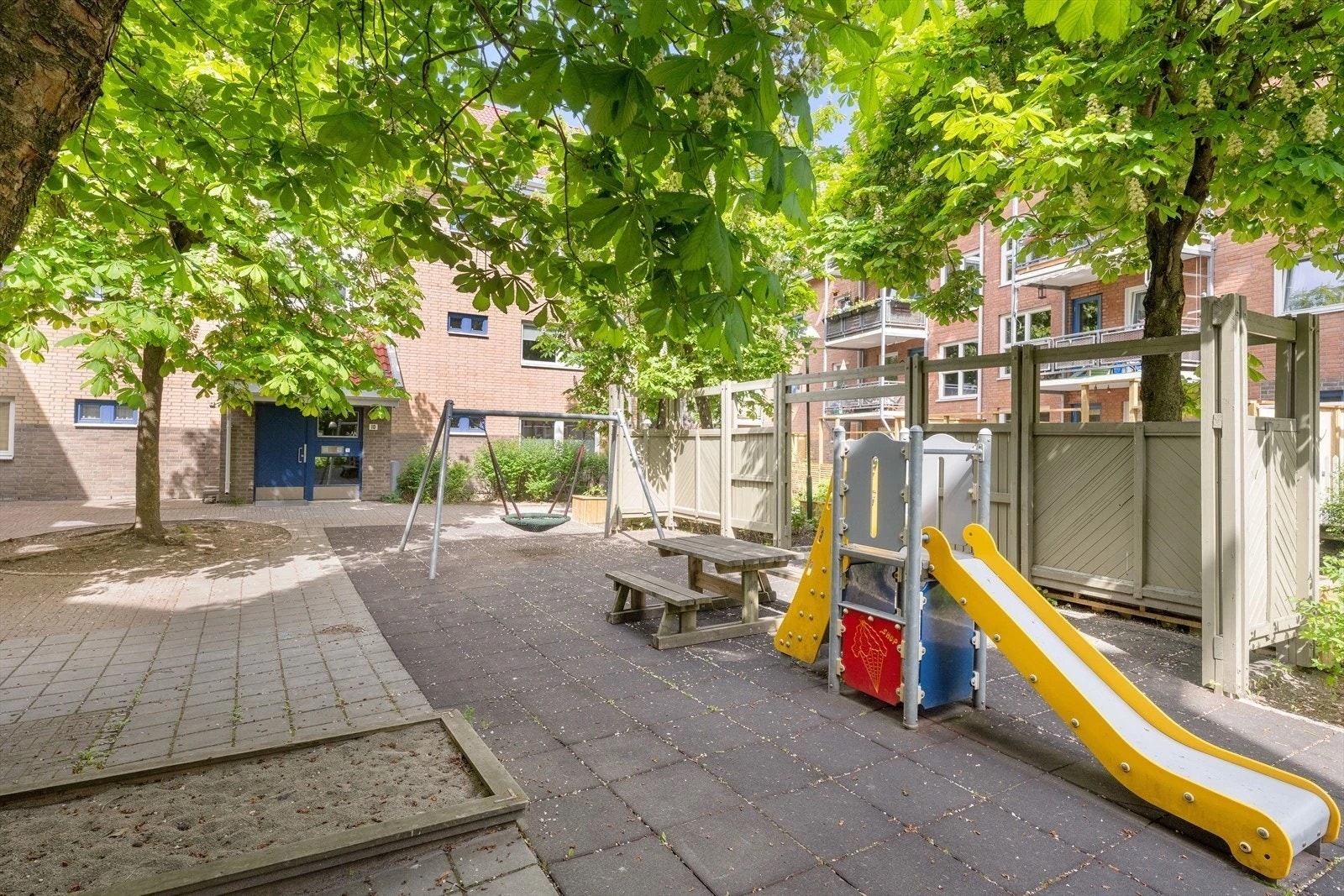 Velholdte felles- og utearealer som på sommerstid er preget av store grøntområder. Barnevennlig boligområde med lekeplass og barnehage på feltet. Galleribilde